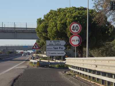 Per raggiungere il quartiere percorriamo la statale 16 in direzione Foggia e proseguiamo fino allo svincolo Catino-San Pio